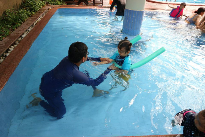 1. Trung tâm dạy bơi Swim To Be Live