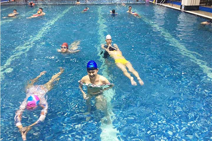 4. Lớp học bơi ở hồ bơi Bảo Sơn