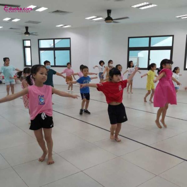 Lớp học múa ballet cho bé